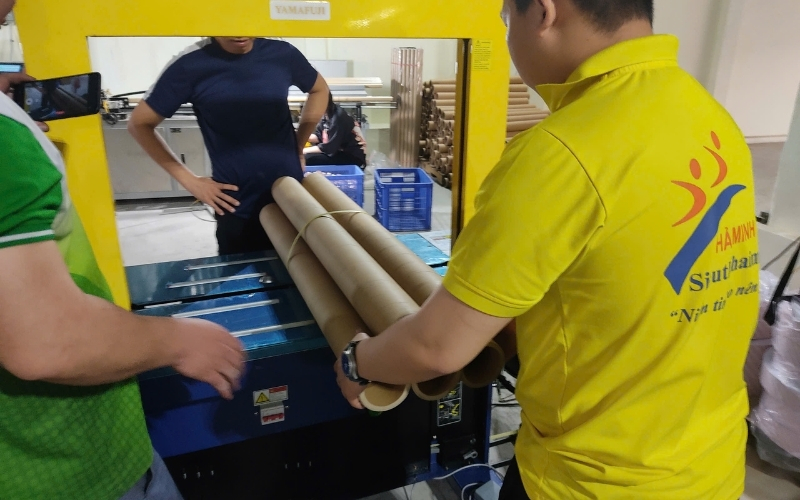 Cách luồn dây đai vào máy siết đai thùng