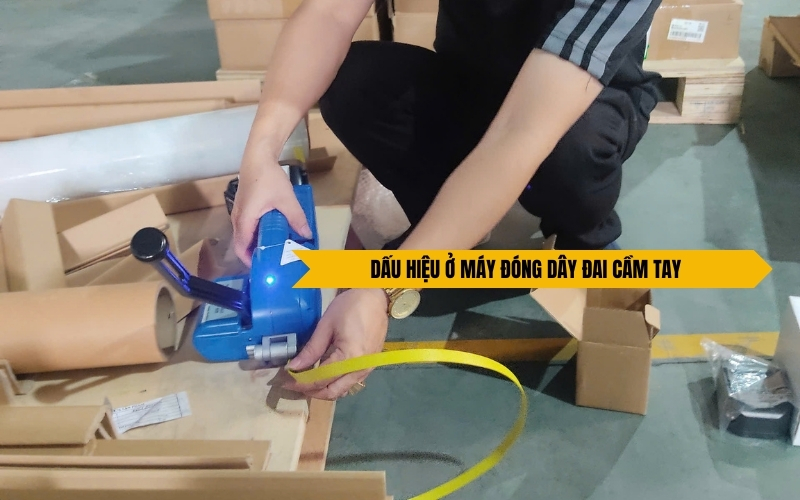 Dấu hiệu ở máy đóng dây đai cầm tay 